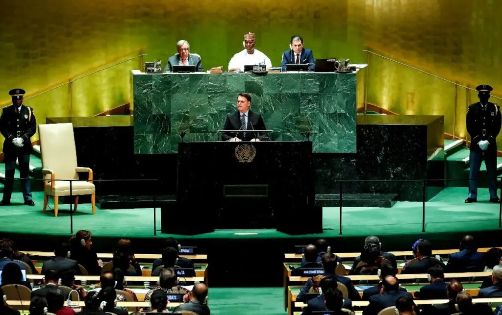 Na foto, o presidente Jair Bolsonaro faz um discurso político na Organização das Nações Unidas (ONU). Imagem: Alan Santos/PR.