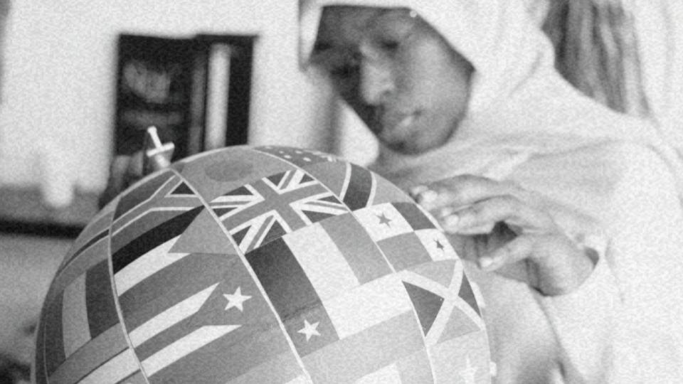 Imagem de uma menina negra segurando o globo terrestre representando a ONU e a questão racial