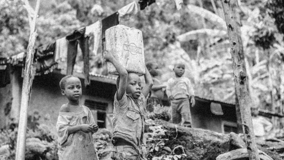 Imagem de um grupo de crianças negras em condições precárias, que uma delas carrega um balde na cabeça representando o abuso infantil e a exploração de crianças e adolescentes