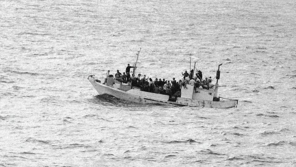 Imagem de um barco com refugiados representando os desafios dos direitos humanos no mundo