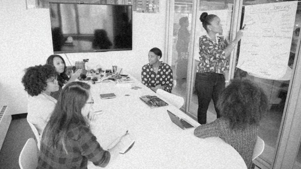 Imagem de mulheres em uma reunião da empresa representando as mulheres e o mercado de trabalho