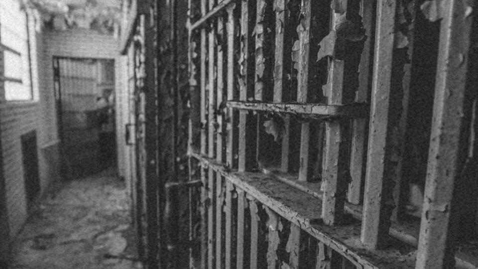 Imagem de um cela de prisão representando os desafios dos direitos humanos no mundo