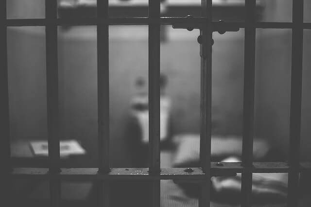 Cela de uma penitenciária. | Critérios para o cumprimento da pena - Artigo Quinto