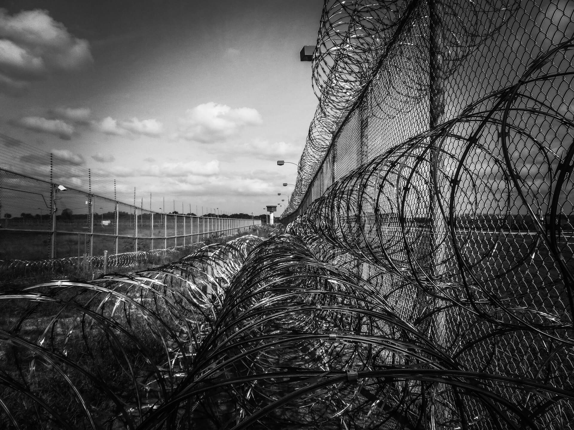 Grades de uma penitenciária | Respeito à integridade dos presos - Artigo Quinto