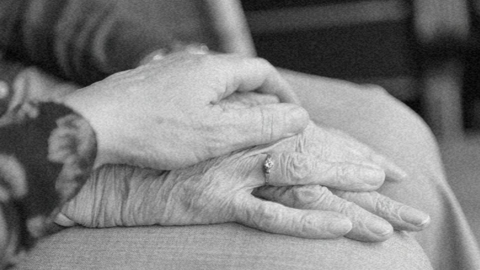 Imagem duas mãos, uma em cima da outra, de duas pessoas idosas, representando a história dos direitos dos idosos
