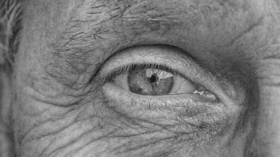 Imagem do olho de uma pessoa idosa representando como os idosos são protegidos internacionalmente