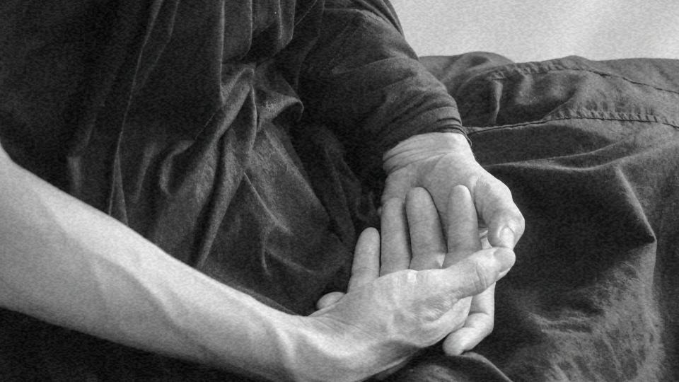 Imagem de uma pessoa sentada de joelhos com a mão em posição de oração representando o laicismo e o papel do Estado nisso