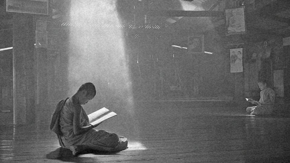 Imagem de um budista em um templo budista ajoelhado e lendo representando a tolerância religiosa como garantia dos direitos humanos