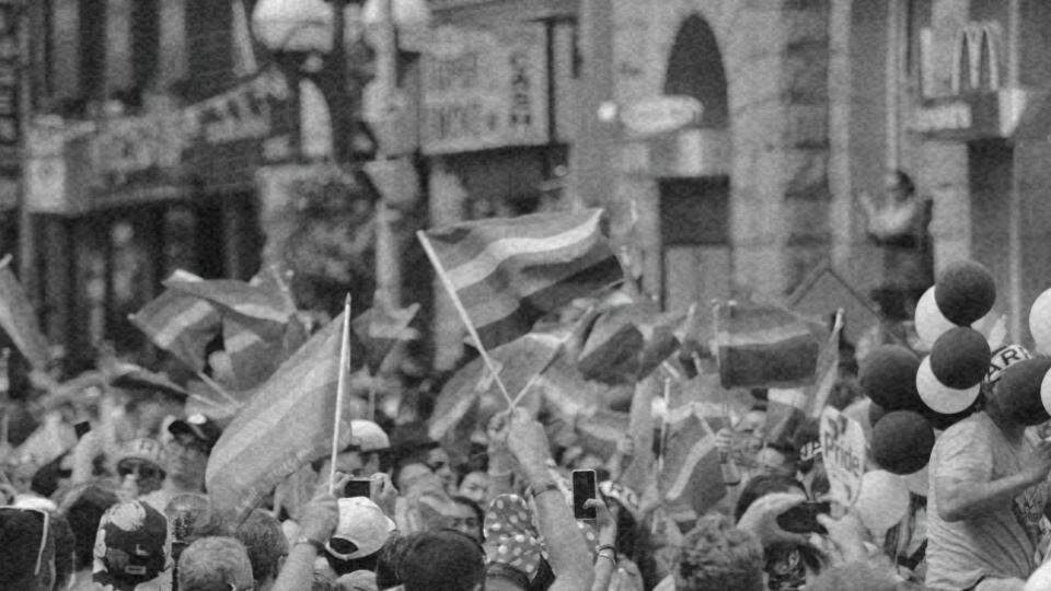 Imagem de um protesto da comunidade LGBTQIAP+ representando a LGBTfobia e os desafios dessa comunidade