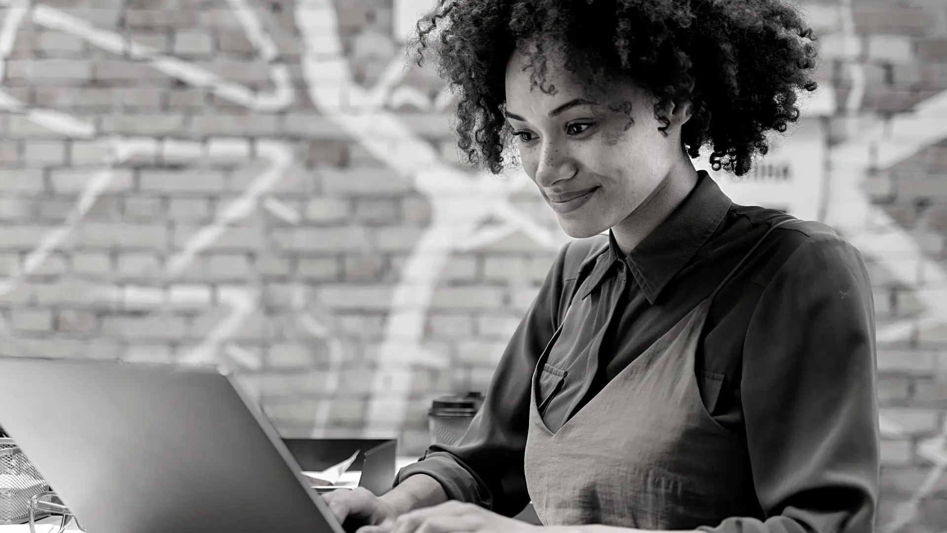 Mulher utilizando um notebook, representando os microempreendedores individuais que também são responsáveis por pagar impostos sobre empresas.