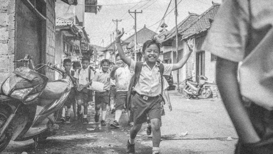 Imagem de um grupo de crianças de uniforme indo para a escola representando os migrantes e refugiados e os desafios aos seus direitos