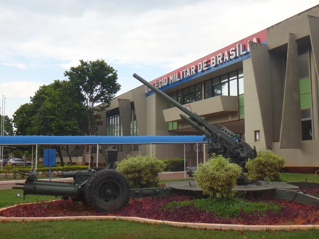 Colégio Militar de Brasília: vista da entrada e do jardim com um sistema de defesa antiárea