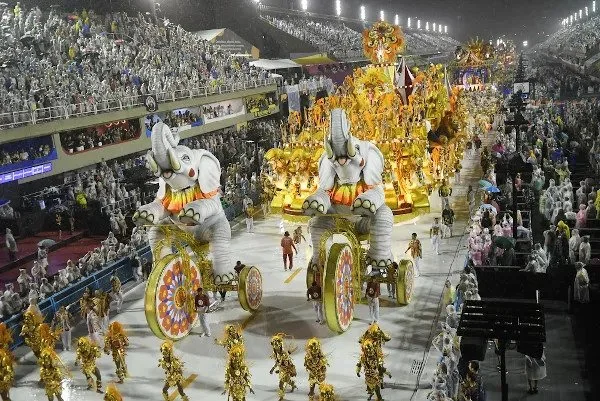 Carros e alegorias em desfile de escola de samba no sambódromo