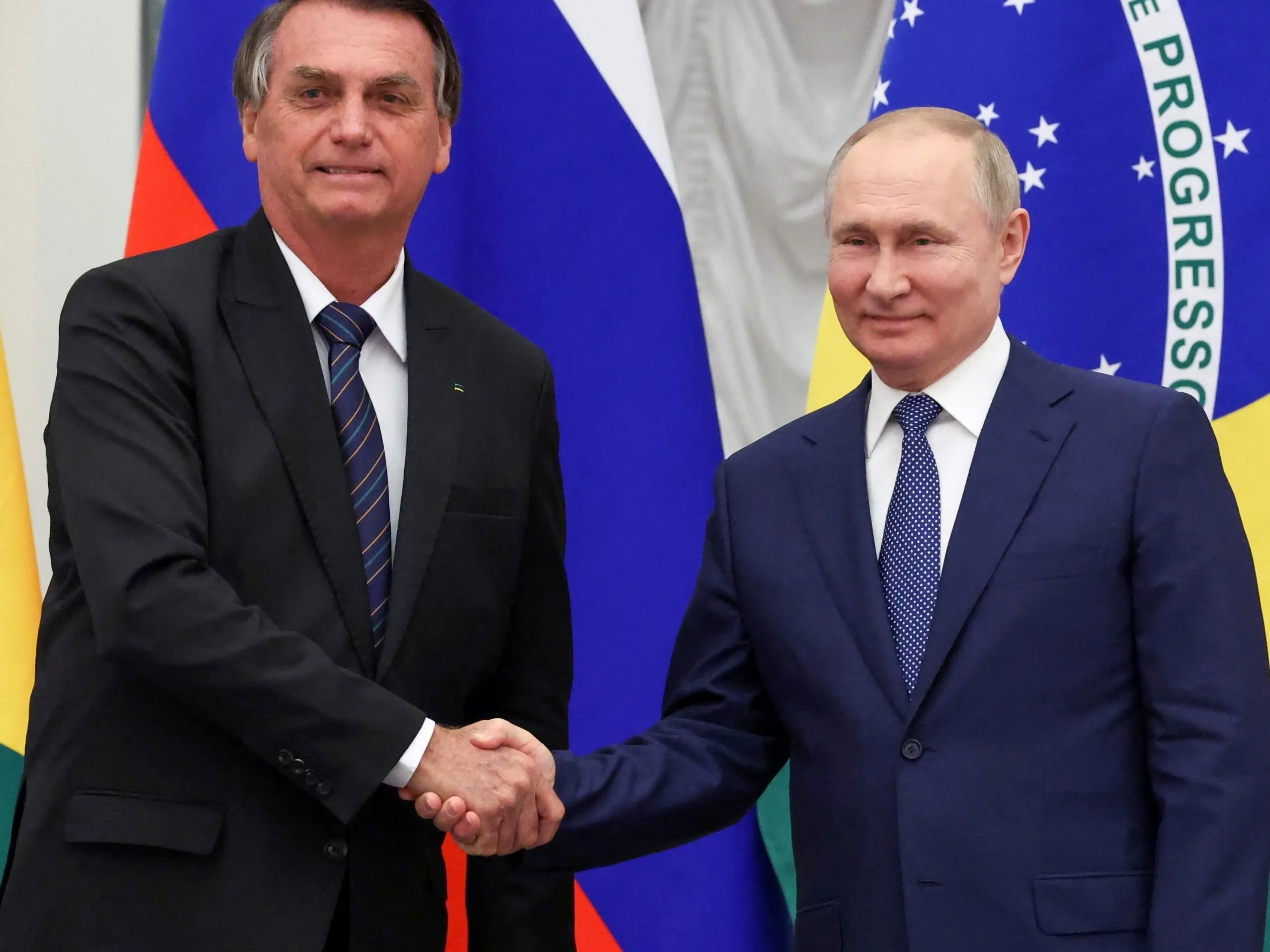 À esquerda, Jair Bolsonaro, à esquerda, Vladimir Putin.