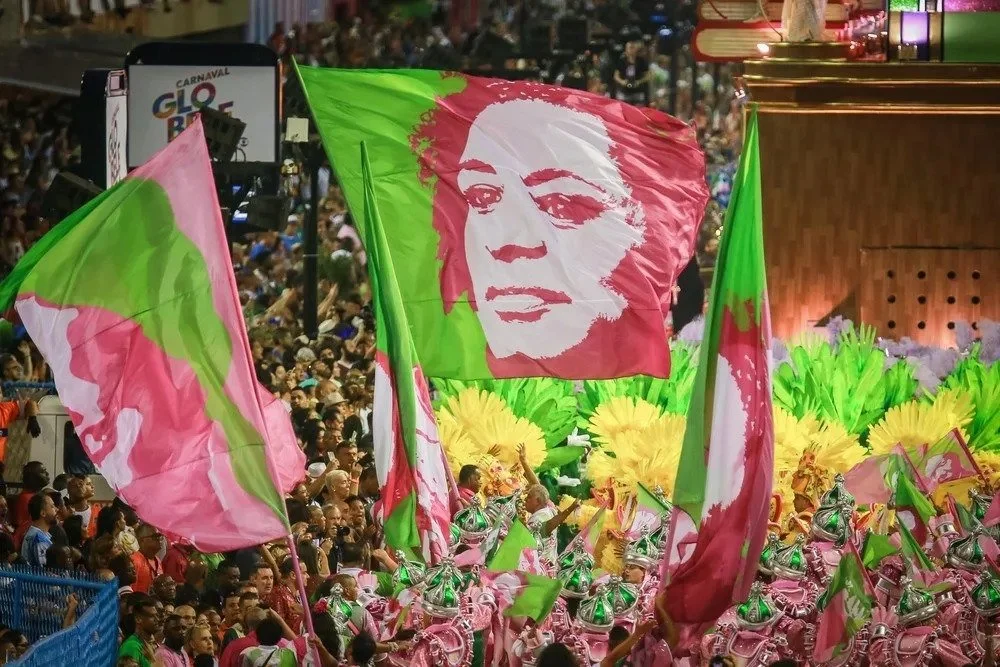 Bandeira da escola Estação Primeira de Mangueira com rosto de Marielle Franco