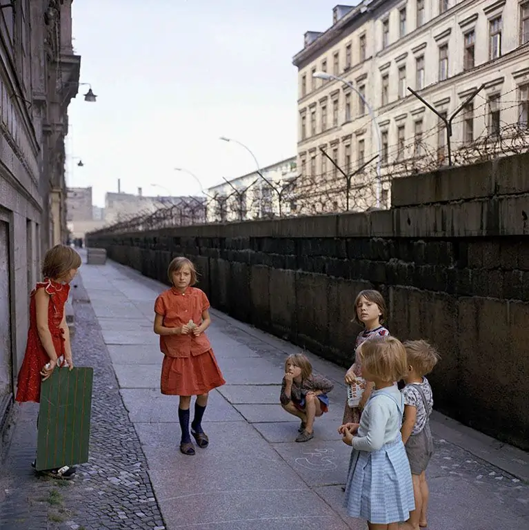 Crianças brincando perto do muro em 1968.