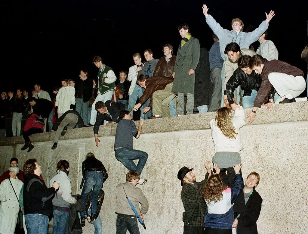 Moradores de Berlim Oriental comemorando a abertura das fronteiras em 1989.