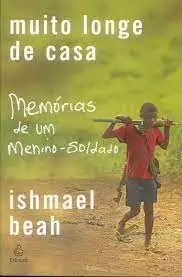 Capa do livro "Muito Longe de Casa: Memórias de um Menino-Soldado. Na imagem tem um menino negro segurando uma arma.