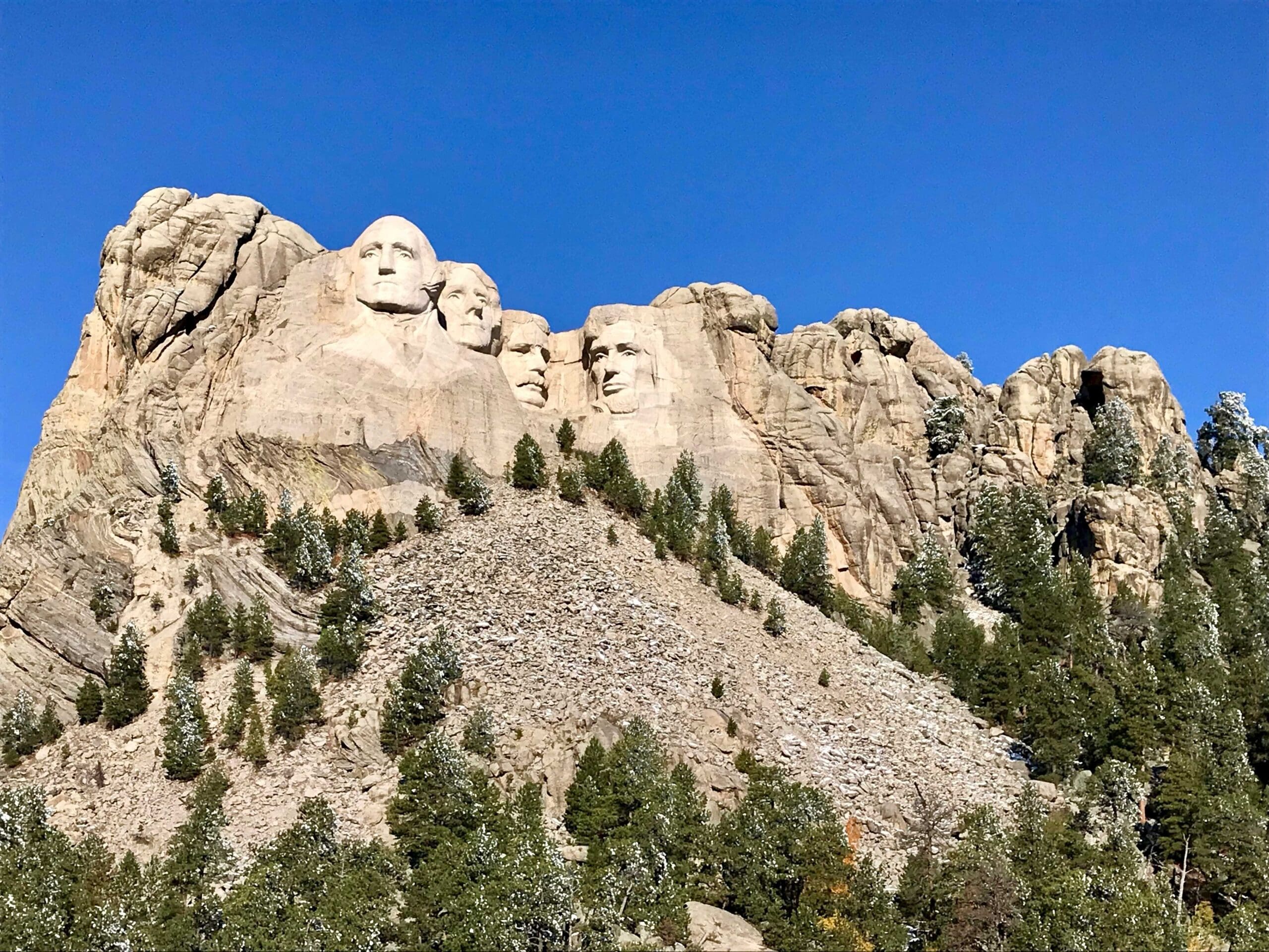 Montanha com o rosto de George Washington, Thomas Jefferson, Theodore Roosevelt e Abraham Lincoln.