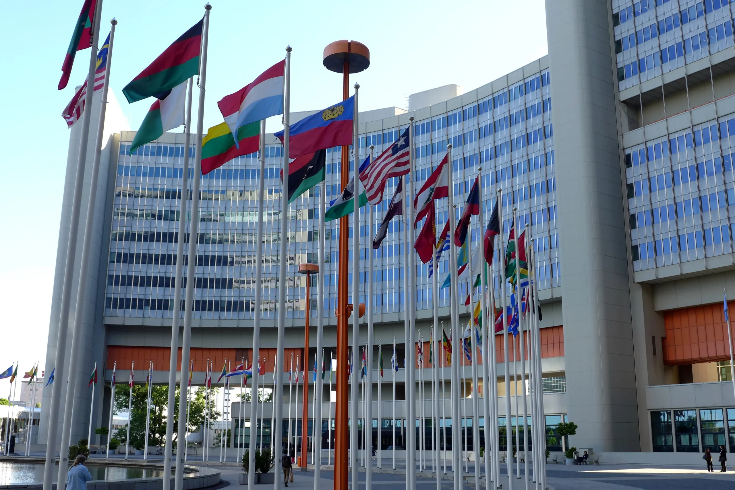 Fotografia com a bandeira dos países que compõem a ONU.