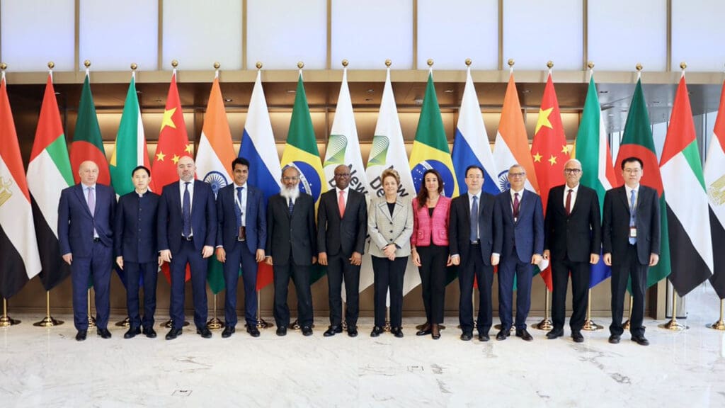 A imagem mostra 12 diretores do Novo Banco de Desenvolvimento do BRICS. Entre os membros, a ex-presidente do Brasil, Dilma Roussef