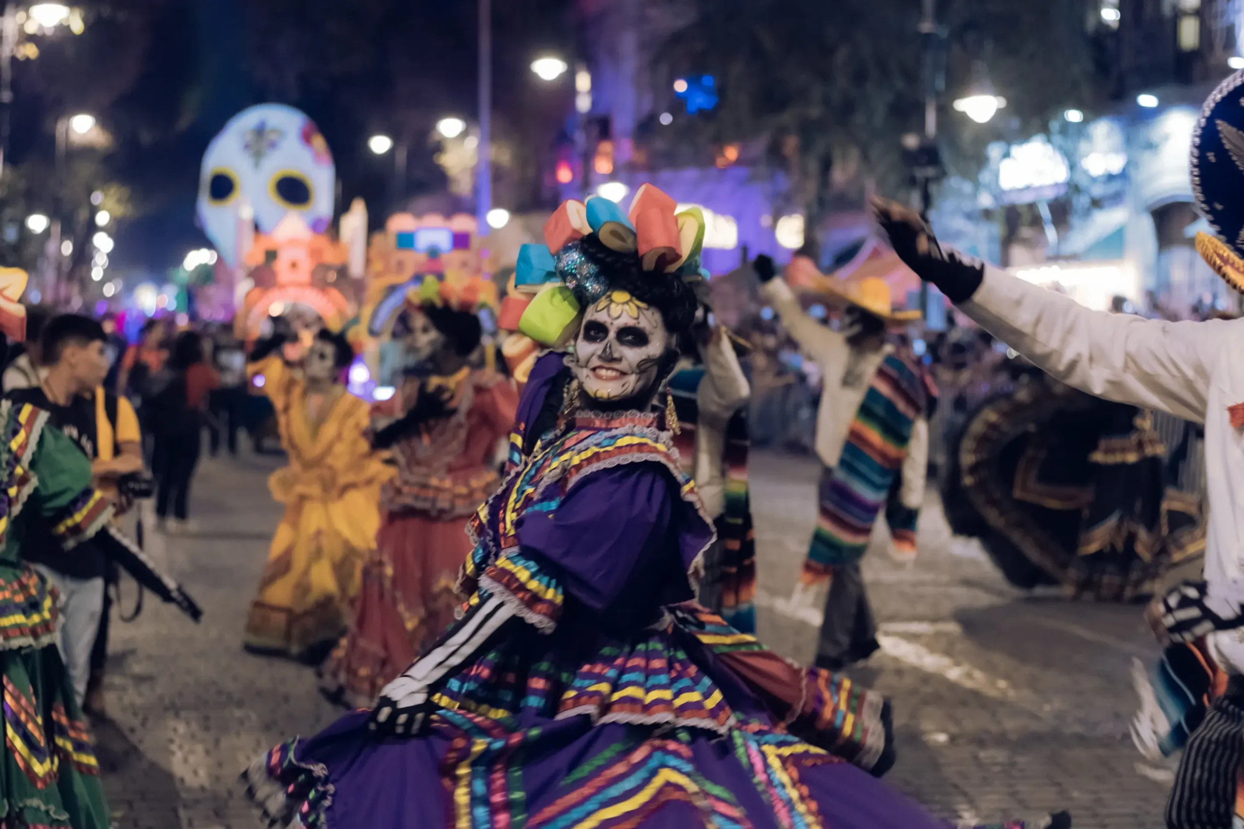 Mulher celebra o Día de Los Muertos, popular comemoração de origem indígena no México.