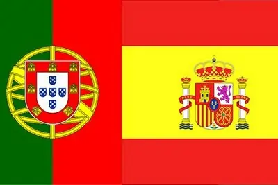 Bandeira de Portugal à esquerda e bandeira da Espanha à direita.