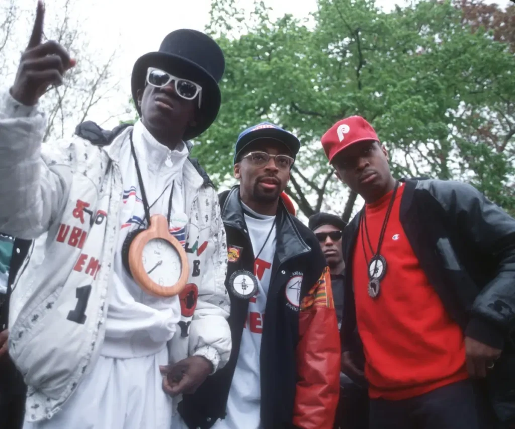 a foto mostra o Public Enemy, grupo de rap dos EUA que influenciou a música dos Racionais. O grupo era formado por um trio, que aparece na foto. 