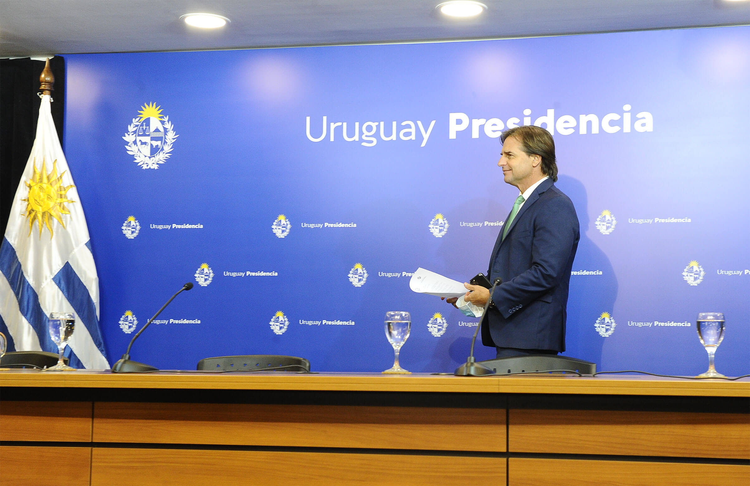 Na imagem, presidente do Uruguai em frente a painel azul em coletiva de imprensa. Conteúdo sobre sistema eleitoral no Uruguai.