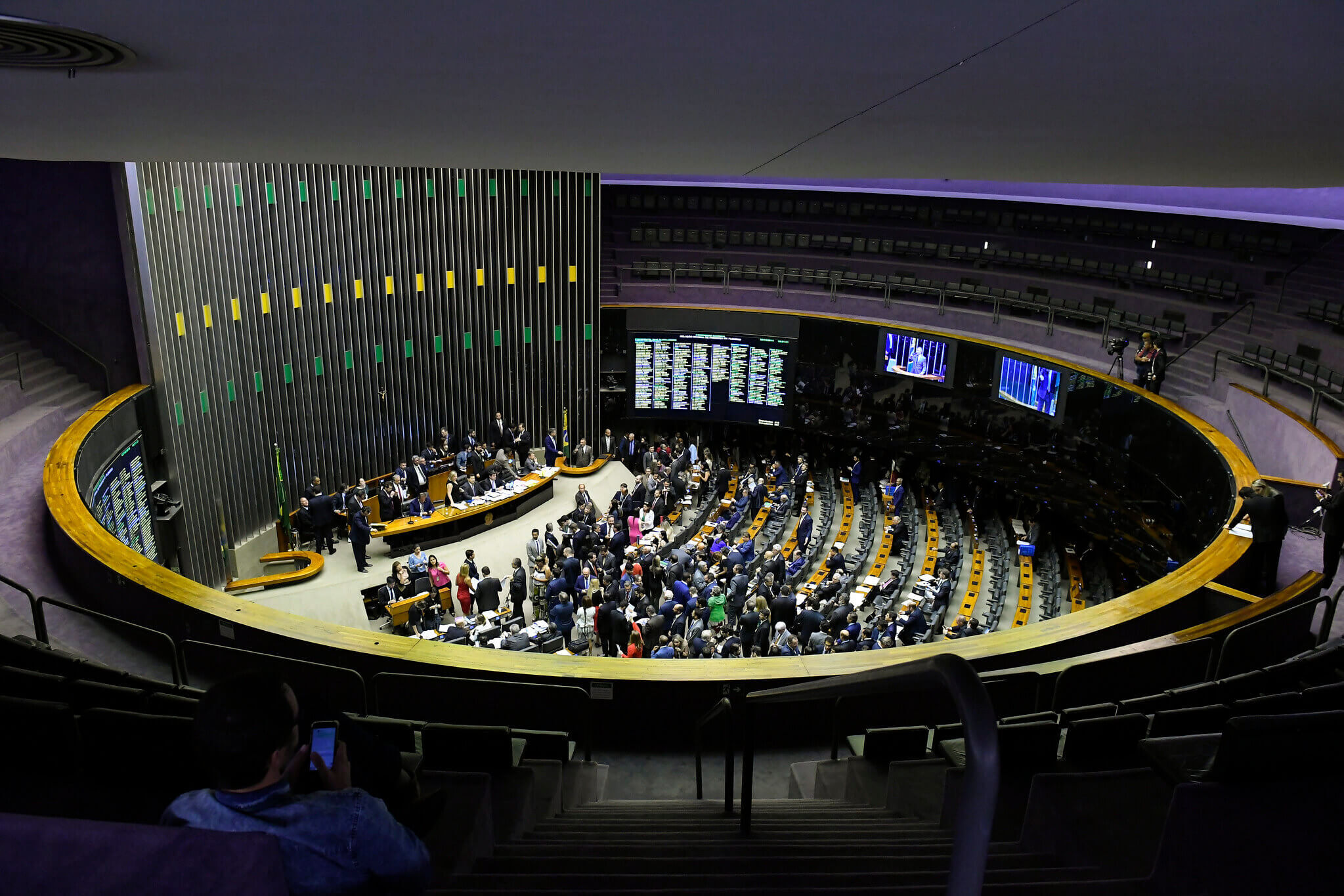 Imagem interna do Congresso Nacional durante sessão. Conteúdo sobre MP da Liberdade Econômica.