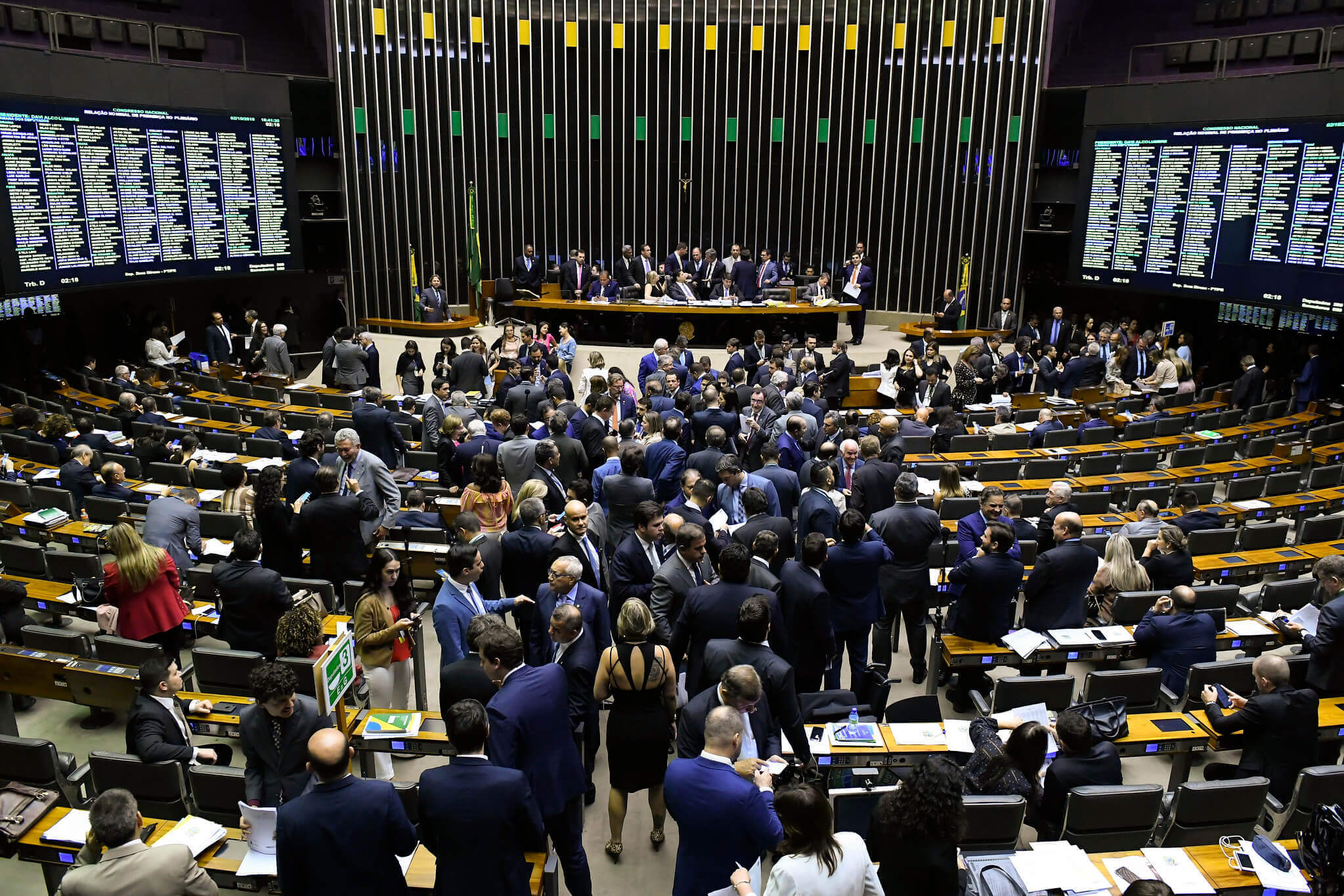 Na imagem, deputados em pé em sessão na Câmara. Conteúdo sobe disciplina partidária