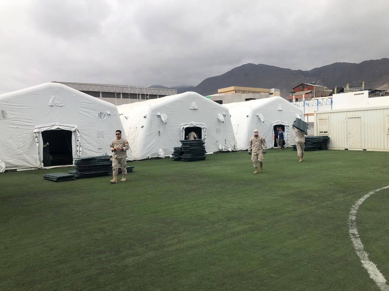 Imagem de barras brancas e militares em um campo. Conteúdo sobre "economia de guerra".