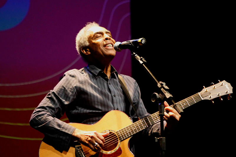 Gilberto Gil com violão. Movimento Tropicália.