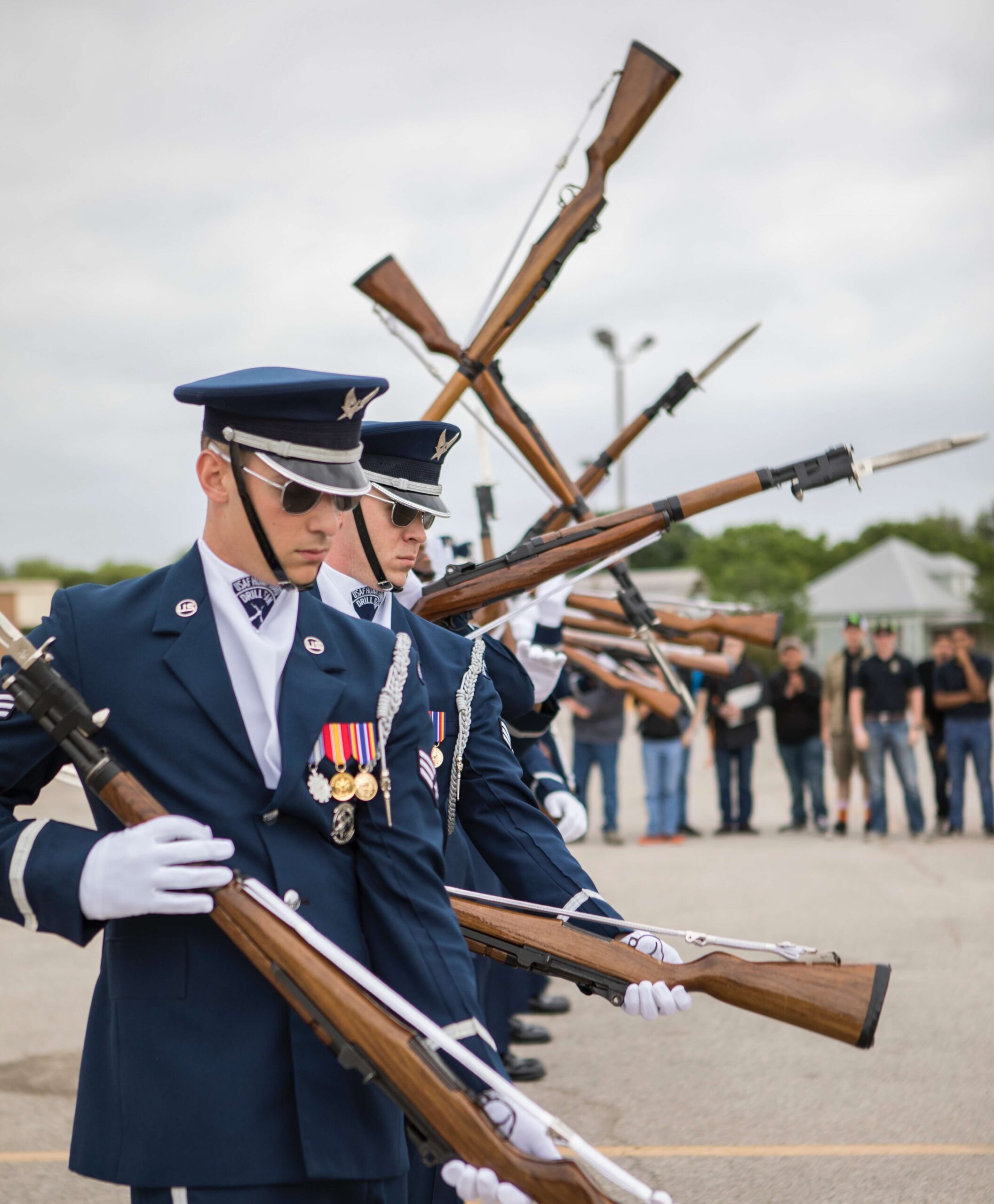 A reforma da Previdência dos militares promete economizar R$ 10,45 bilhões em 10 anos (Foto: Katrina Berban/Unsplash).