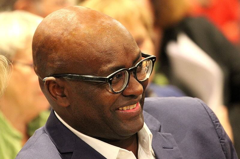 Foto de Achille Mbembe. Conteúdo sobre necropolítica.