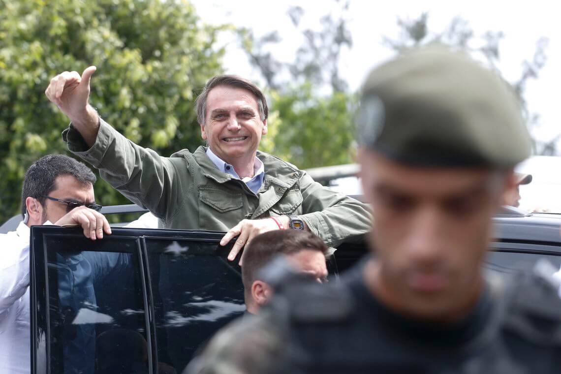 Acompanhado de agentes da PF e da mulher, Bolsonaro vota no Rio (Foto: Tânio Rêgo | Agência Brasil).