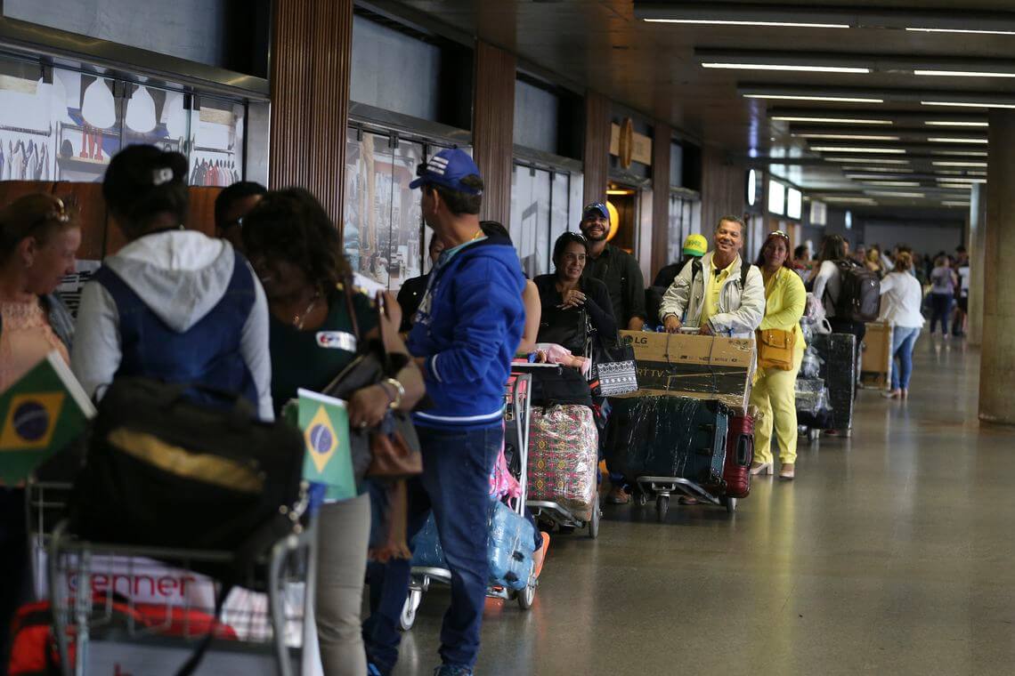 Cubanos, vinculados ao Mais Médicos, deixam o Brasil rumo a Havana (Foto: Valter Campanato | Agência Brasil).