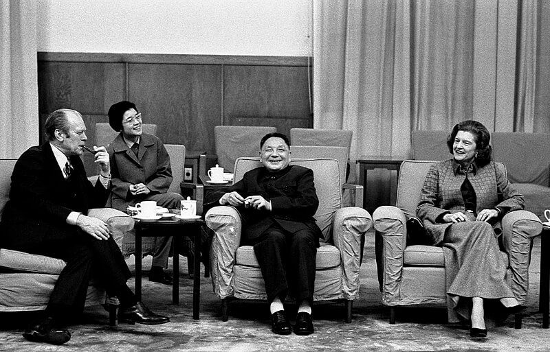 Gerald e Betty Ford, Deng Xiaoping e sua interprete sentados durante reunião em Pequim