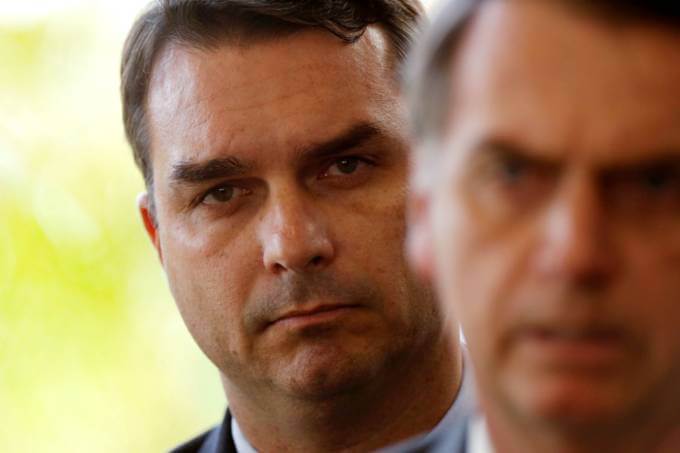 Flávio e Jair Bolsonaro: assessor do senador eleito e filho do presidente deve prestar depoimento para MP-RH (Foto: Adriano Machado | Reuters).