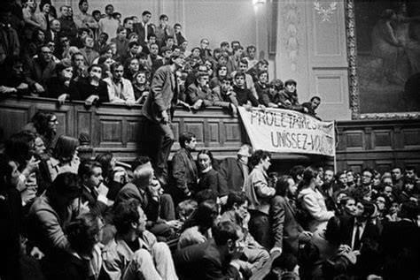 Fotografia do filme “Grandes tardes, pequenas manhãs”, de William Klein. Realizado em tempo real durante os protestos de Maio de 1968, o longa captura a atmosfera do caos social.