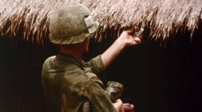 Fotograma do filme “Corações e mentes”. Intercalando cenas da guerra, entrevistas com soldados e testemunhos de oficiais, o documentário revela a intensidade do cotidiano da Guerra do Vietnã.