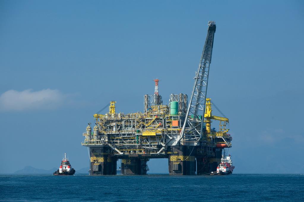 Foto de uma das plataformas de extração de petróleo da Petrobras.