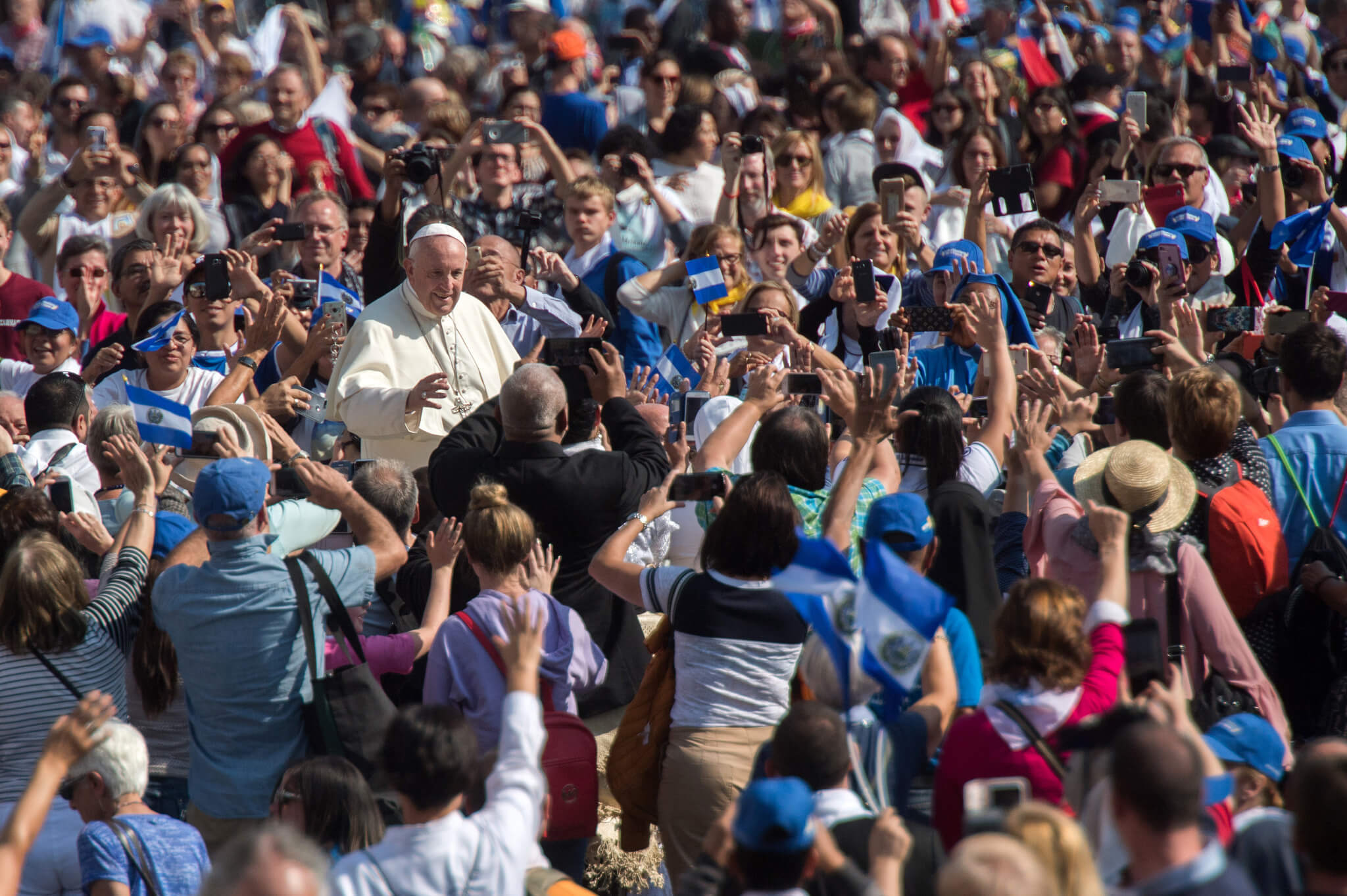 Papa Francisco com fiéis no Vaticano, no dia da canonização do Papa Paulo VI