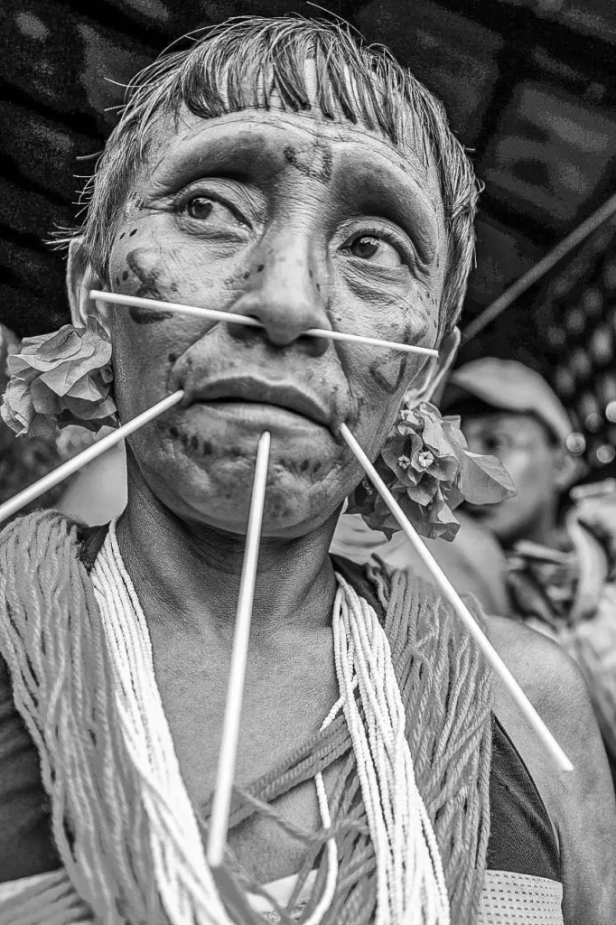 a imagem mostra uma foto em preto e branco de pessoa indígena da etnia yanomami