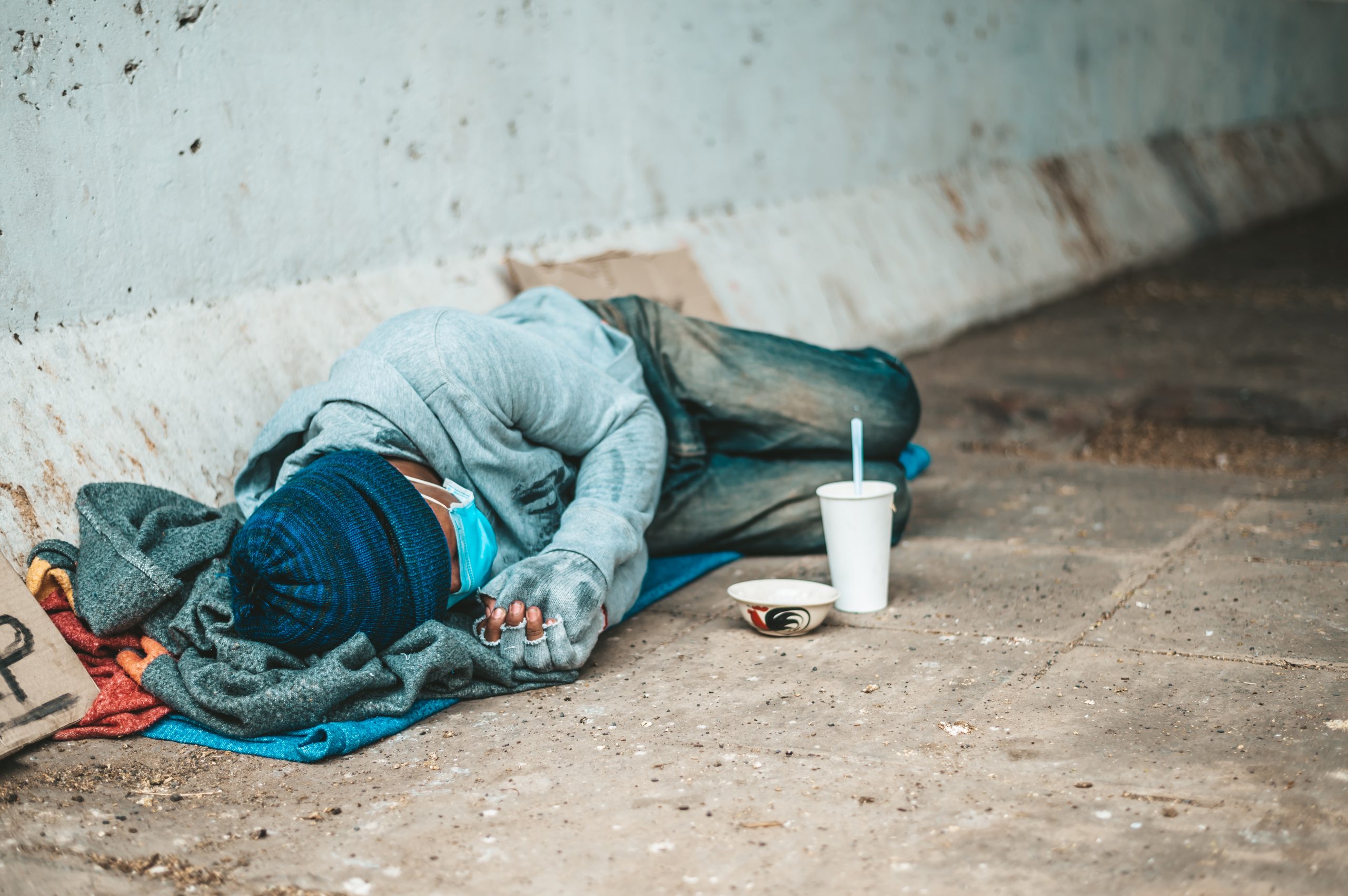 Indivíduo em situação de rua. Imagem: Freepik.