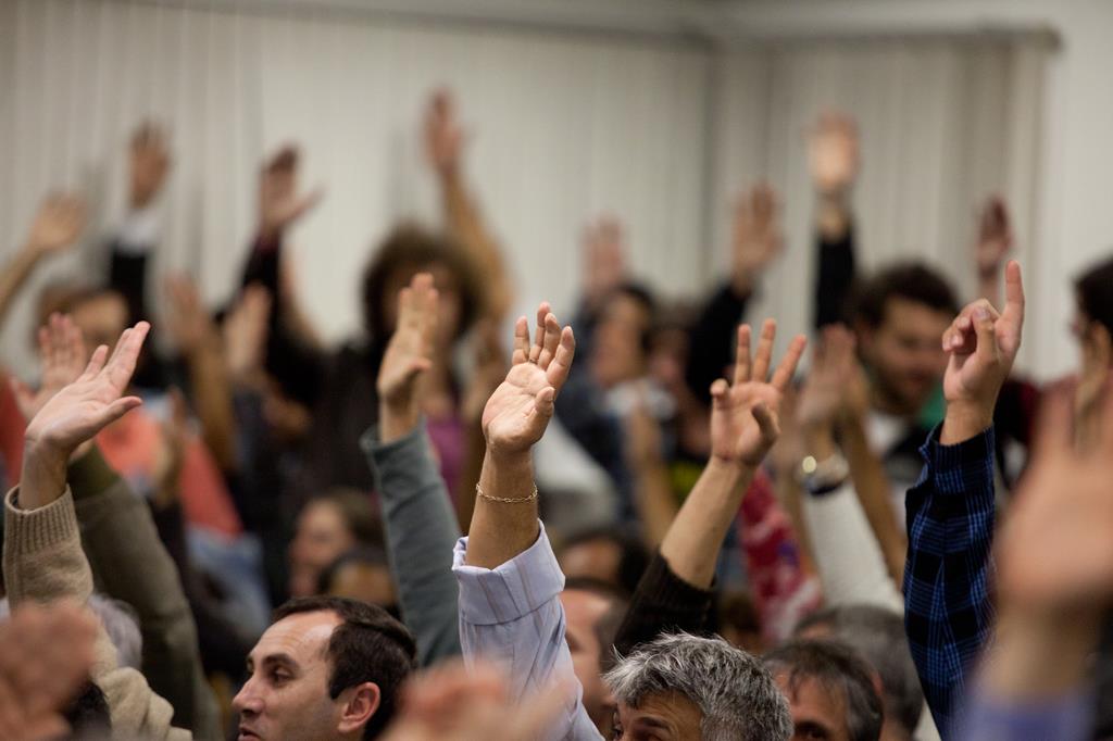 Democracia participativa. pessoas votando.