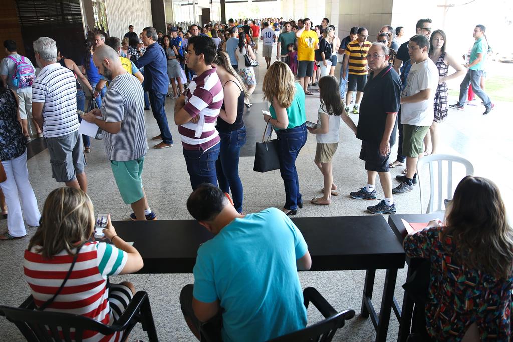 Brasília - Eleitores que estão fora do domicílio eleitoral justificam seu voto, em um posto no centro da cidade (Pátio Brasil). Imagem: Marcello Casal/Agência Brasil.