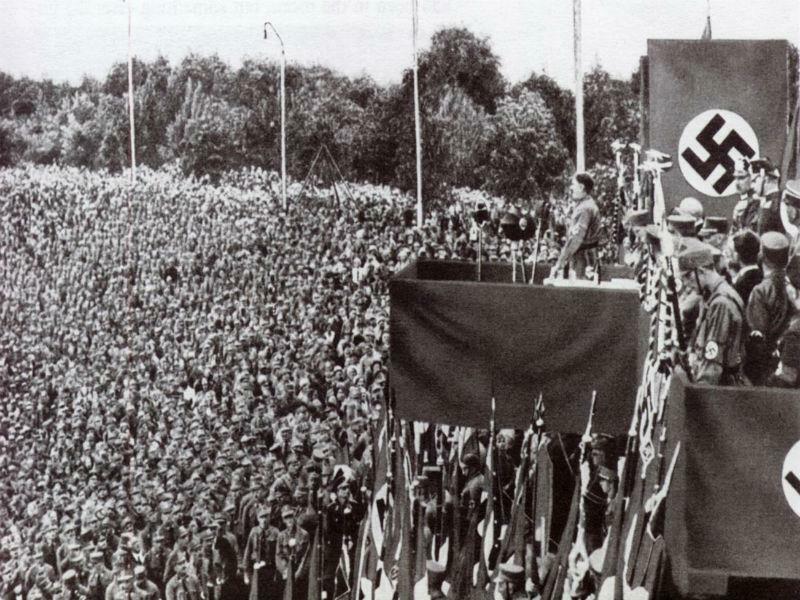 Imagem ilustrativa: hannah arendt e a banalidade do mal. Adolf Hitler em discurso à juventude nazista. Imagem: História Digital