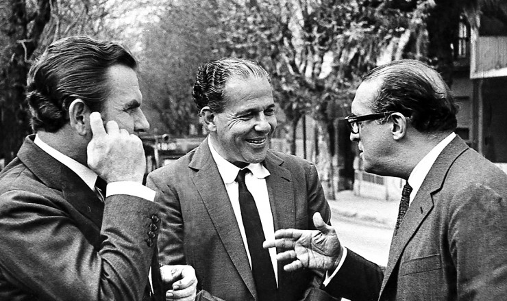 Jango e Carlos Lacerda em encontro para discussão da Frente Ampla, com Renato Archer, representante de Juscelino Kubistchek. Imagem: Memorial da Democracia.