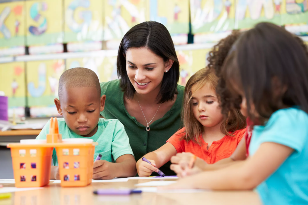 Professora da educação infantil e alunos. Imagem: Thinkstock.